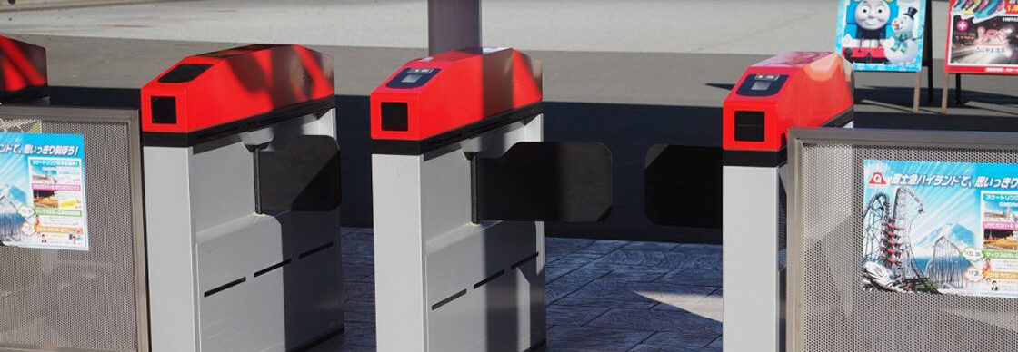 セキュリティゲートの遠隔操作を無線化。426MHz帯リモコン導入で警備員の不在時でも即 時対応可能な体制を構築