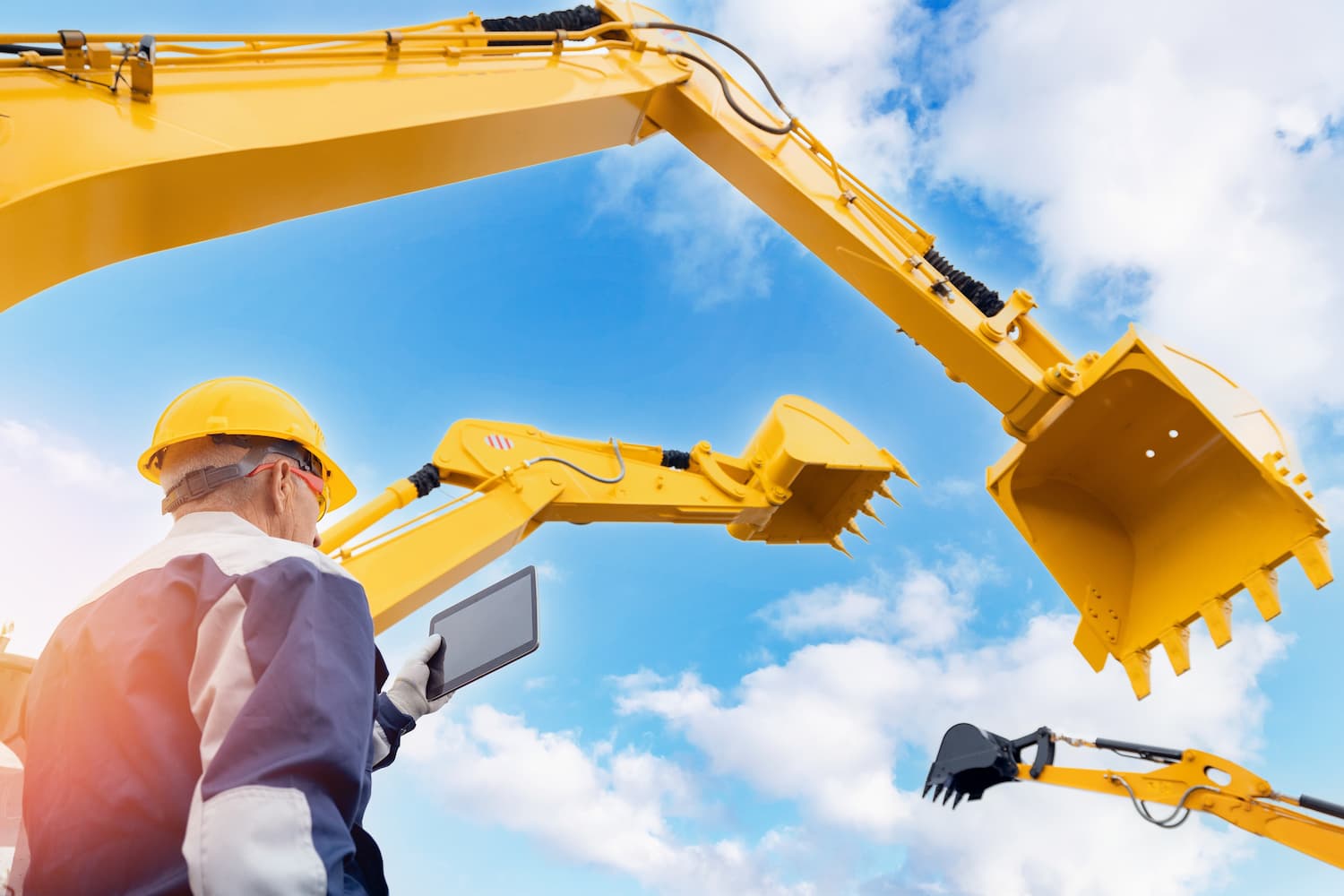 ショベルカーがショベルを上げていいます。