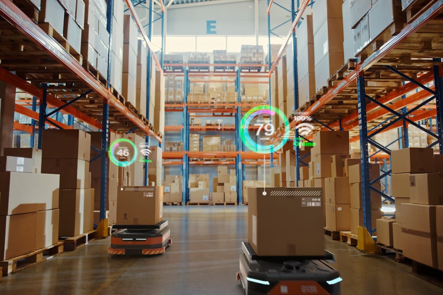 工場内をロボットが稼働している