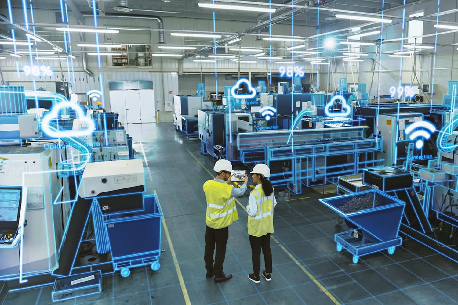 工場内で作業員が話している